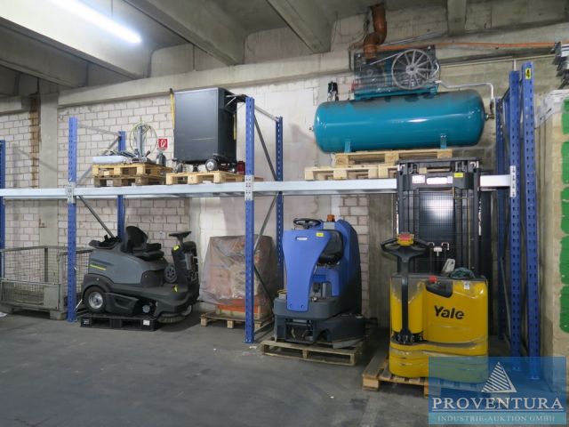 Aus Insolvenz: 8 Positionen Lager- und Reinigungstechnik, Hochhubwagen Yale MS12-43, 2 Scheuersaugmaschinen Kärcher u. Numatic, Kolben-Kompressor Bj. 2015, etc.
