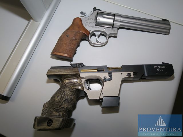 aus Insolvenz Revolver SMITH & WESSON 357 Target Champion sowie Sportpistole WALTHER GSP, Kleintresor