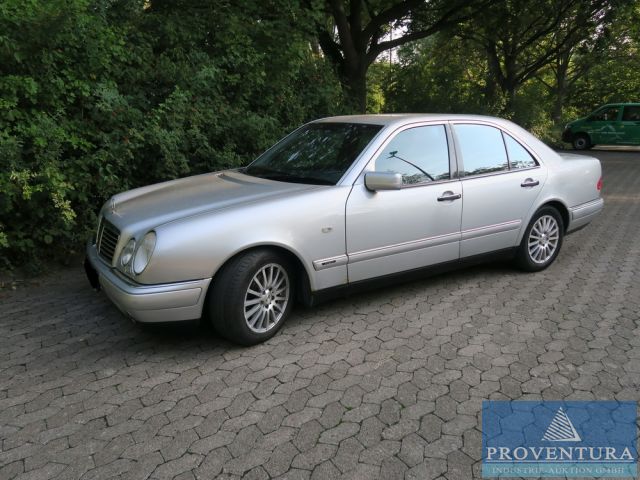 Pkw-Versteigerung: Mercedes-Benz E320 Avantgarde Automatik, EZ 2000, 234.000 km, Klimaautomatik, Leder, guter Zustand