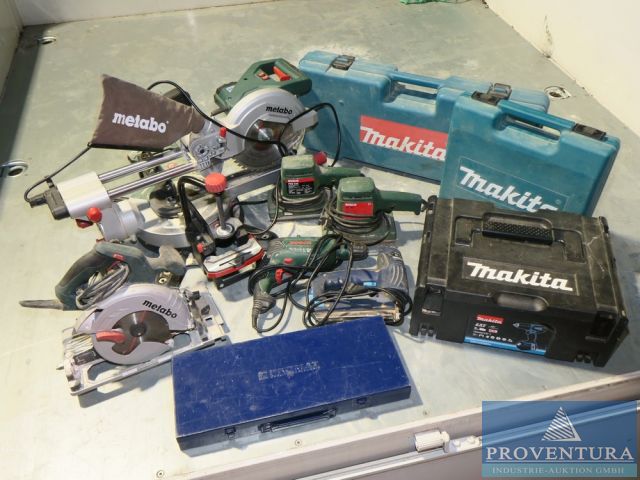 Versteigerung aus Nachlass: 1 Position Trockenbau-Werkzeuge, ca. 100 Teile, Makita, Bosch, Metabo, Akkuschrauber, Säbelsäge, Kappsäge, Leitern, etc.