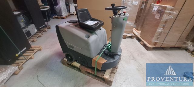 Aus Leasing: Akku-Aufsitz-Kehrmaschine NILFISK SR 1000S, geringe Laufleistung, angeschafft 2020 für ca. 7.200 € netto