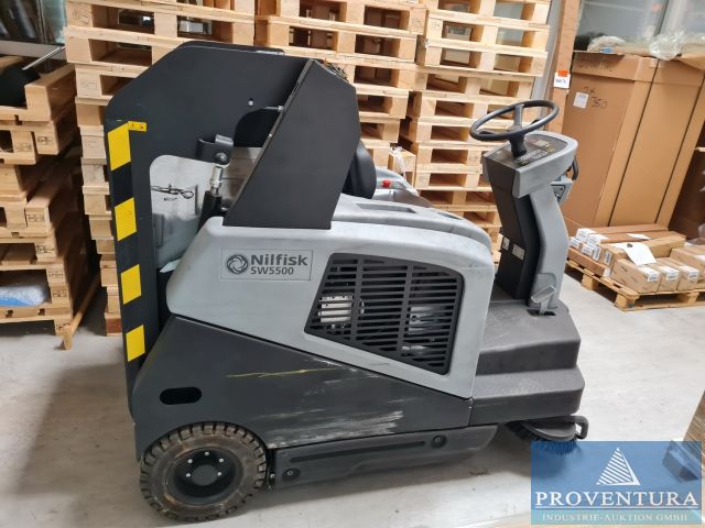 Aus Leasing: Aufsitzkehrmaschine NILFISK SW5500 B Elektro angeschafft 05.2021 für ca. 24.500 €