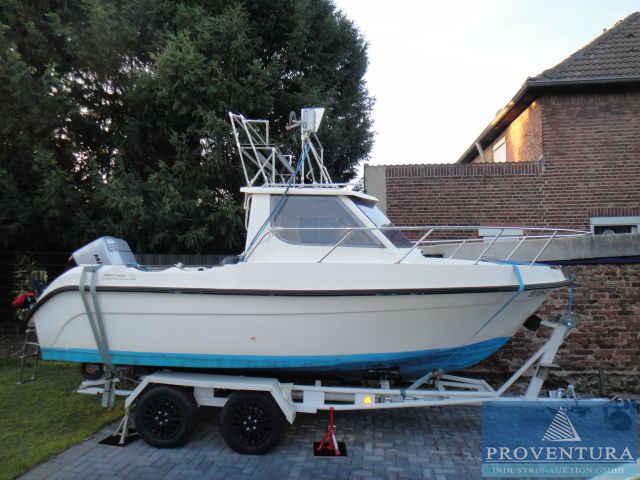 Vorankündigung: Versteigerung Motorboot Guymarine Atlantik m. Flybridge, 90 PS Mariner 4-Takt Motor u. 15 PS 2-Takt Evinrude Motor, mit Trailer