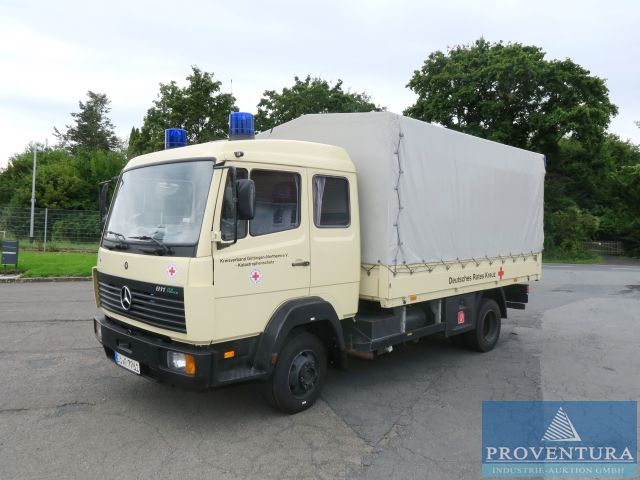 Versteigerung aus Bestand des DRK: Lkw Plane u. Spriegel Mercedes-Benz 811 Eco Power, EZ 1999, 19.500 km, Standheizung, sehr gepflegter Zustand, Pkw-Kofferanhänger Westfalia, EZ 1988, 750 kg