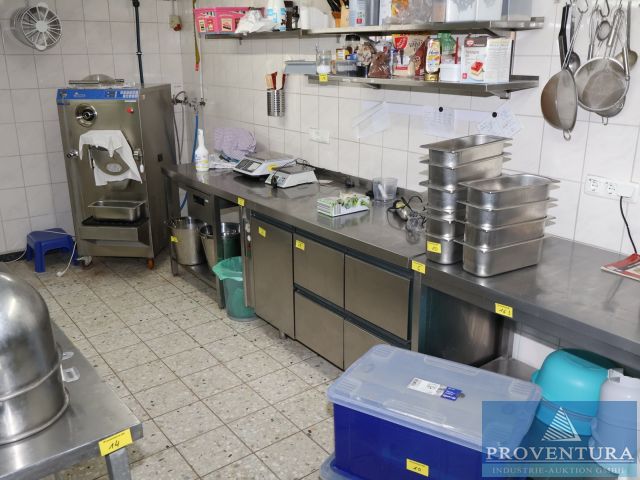 Insolvenzversteigerung 76 Pos. Torten- und Eisverkauf: Eismaschine BRAVO Trittico 30, Hydraulik-Spaghetti-Eispresse TAFEC Hamburg, div. Eistresen, Eiscremekühlschrank ISA Lab New, Kaffeeautomat WMF etc.