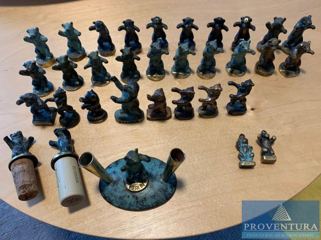 Versteigerung Rarität aus Sammlung: Berliner Bären, Gluttöter, Vintage-Raucheraccessoire, aus Messing oder Bronze in Form des Berliner Wappentiers, um die 1950er Jahre, im Stil der „Bosse“-Ära gefertigt