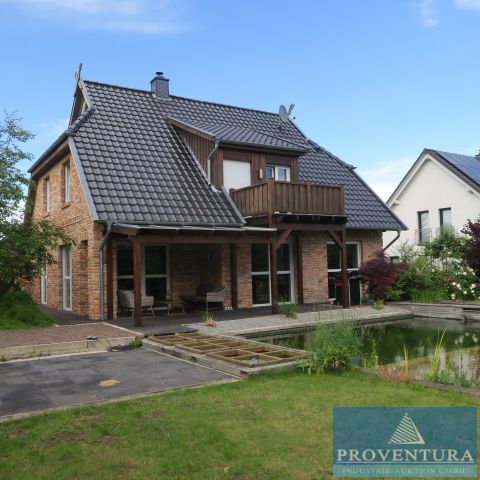 Immobilienversteigerung aus Insolvenz: Einfamilienhaus mit hochwertiger Innenausstattung, Doppelgarage, Schwimmteich, Kamin, Wärmepumpe, Grundstück 1.117 m², Wohnfläche 190 m², Startpreis € 389.000,−