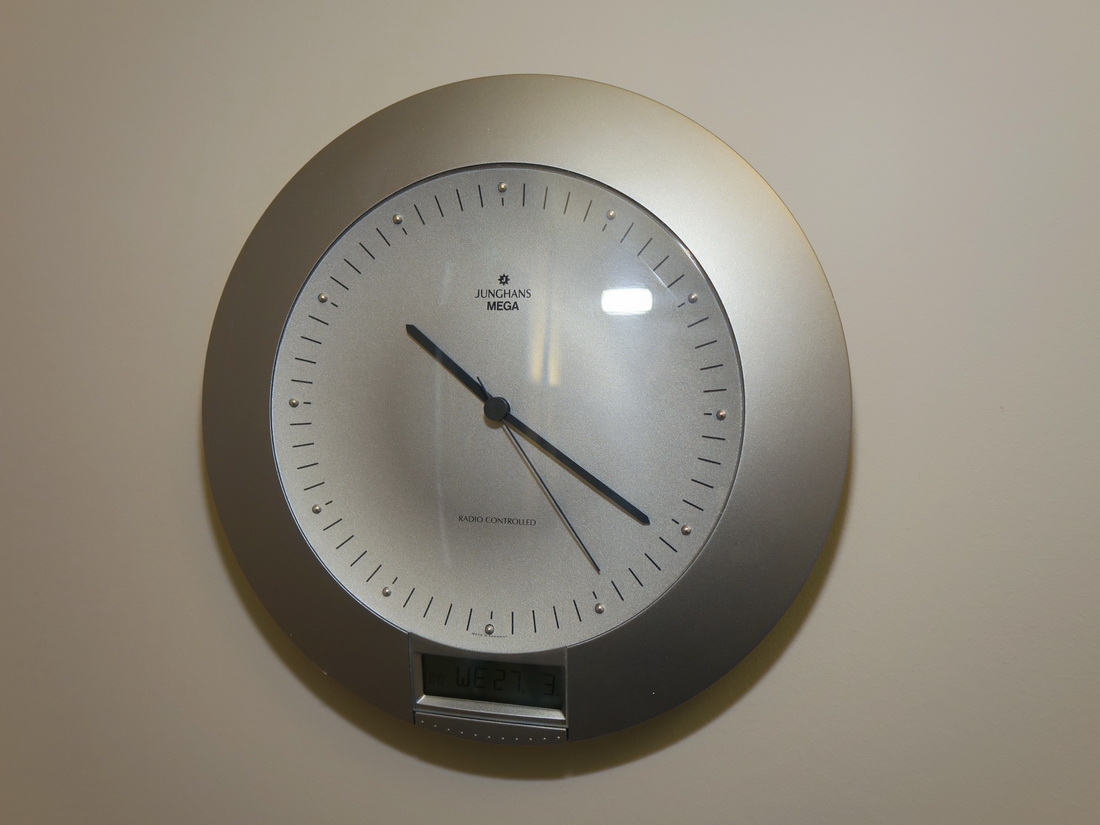 Wanduhr JUNGHANS Mega Radio Controlled Proventura OnlineAuktion