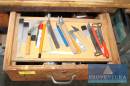 Handwerkzeuge in und auf der Werkbankkombination u.a. Schraubendreher ADW