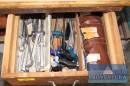 Handwerkzeuge in und auf der Werkbankkombination u.a. Schraubendreher ADW
