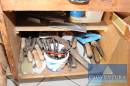 Handwerkzeuge in und auf der Werkbankkombination u.a. Schraubendreher ADW