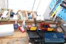 Handwerkzeuge in und auf der Werkbankkombination u.a. Schraubendreher ADW