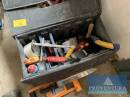 Werkzeugtasche Leder gefüllt mit Handwerkzeug wie Zangen
