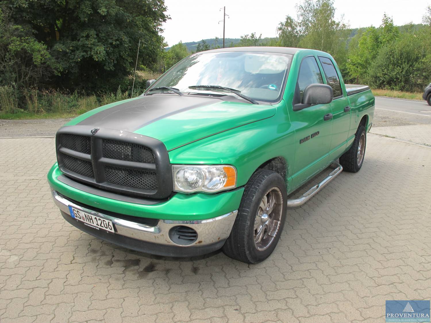 DODGE RAM 1500, CITROEN C5 R und Anhänger mit Klapprampe