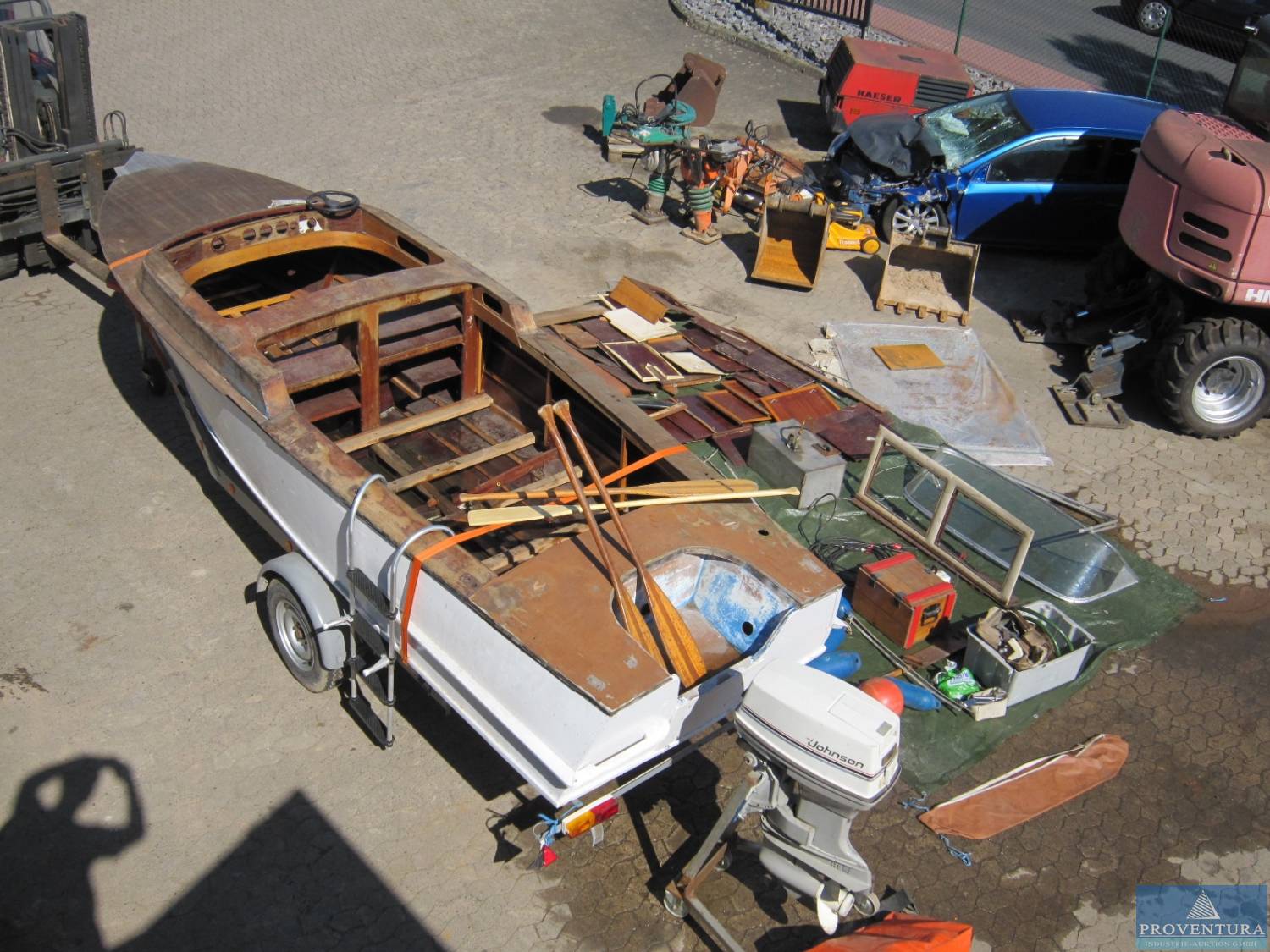 Holz-Boot mit Trailer und 60 PS Außenbordmotor | Proventura Online-Auktion