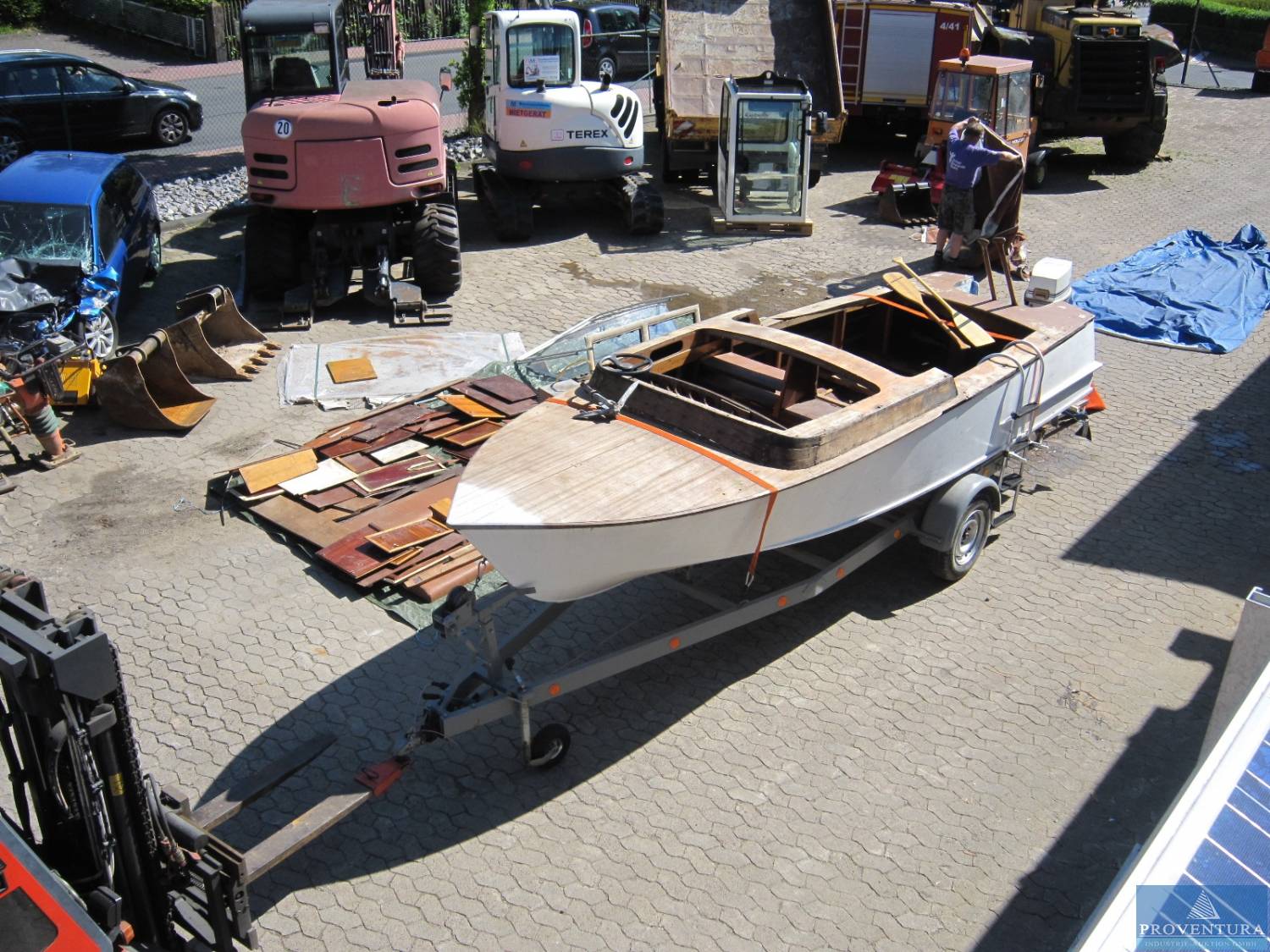 Holz-Boot mit Trailer und 60 PS Außenbordmotor | Proventura Online-Auktion