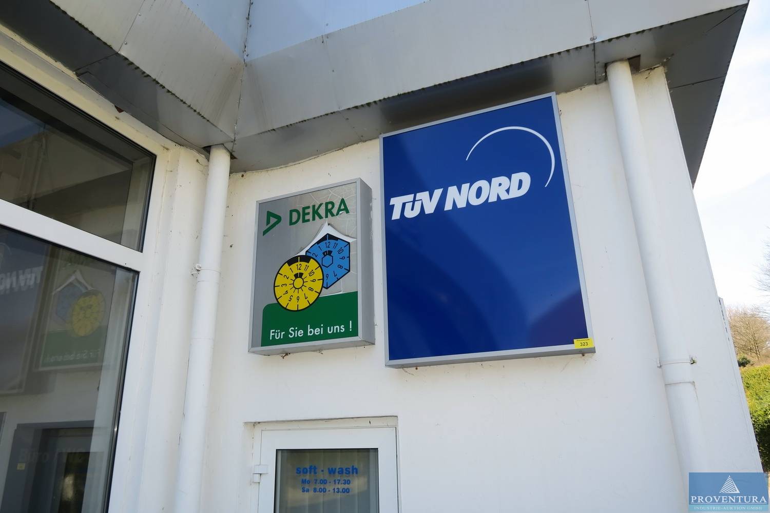 Aussen-Leuchtwerbeschilder DEKRA sowie TÜV Nord