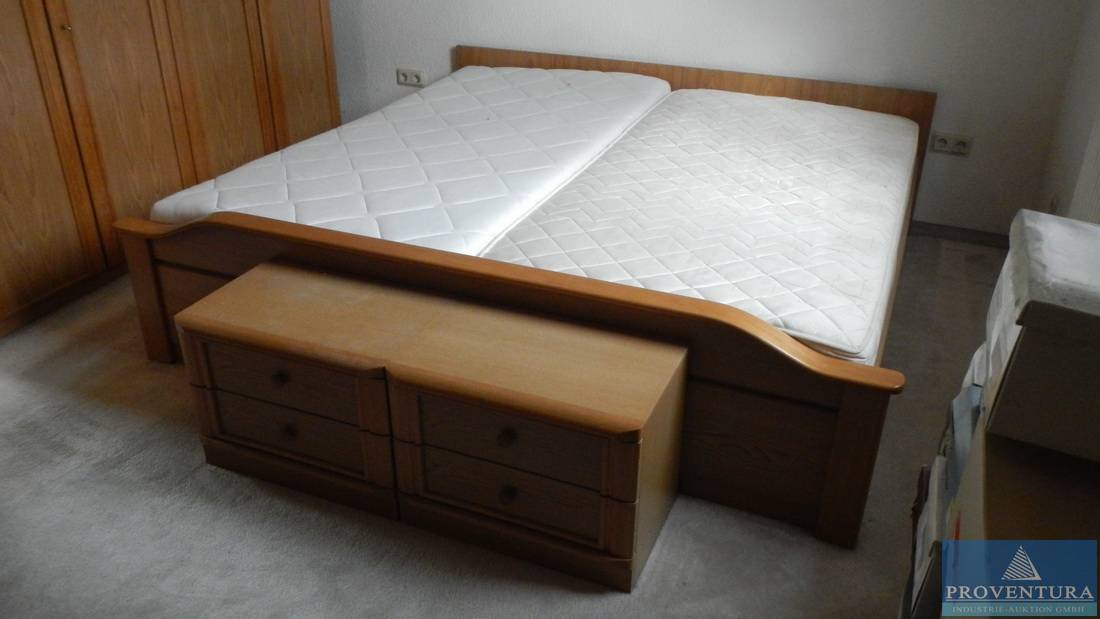 Schlafzimmer-Einrichtung Holz dunkel | Proventura Online-Auktion