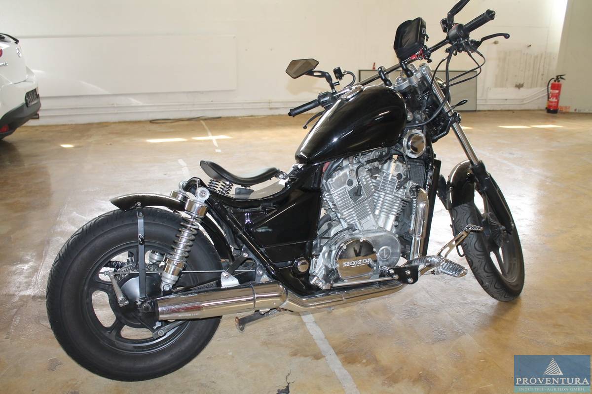 Motorräder, HONDA VT750C, YAMAHA XVS 650