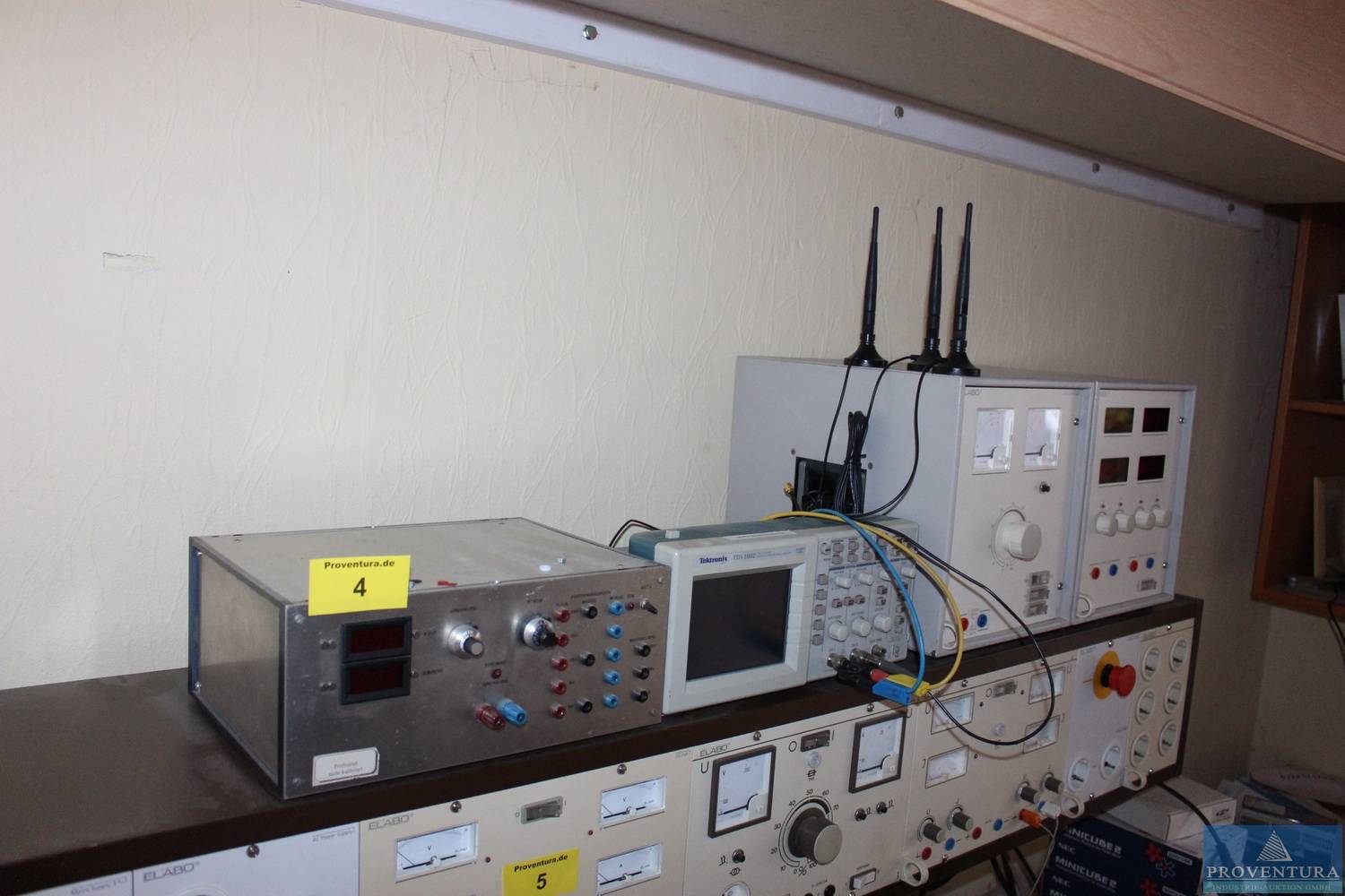9 Pos. u.a. Messgeräte, Elektroteile Leiterplatten, Büromöbel, Hantelbank etc., Raum 32676 Lügde