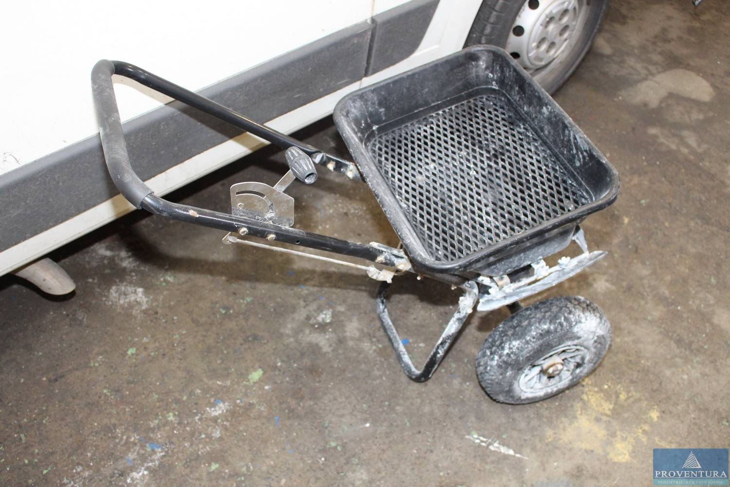 Insolvenzversteigerung 3 Pos. Streuwagen bis 5 m Streubreite, Kaffeemaschine, Sanitärgegenstände