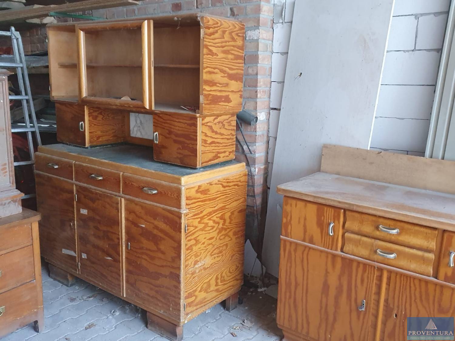Online-Auktion: Vintage-Küchenmöbel, Pokale und Masken