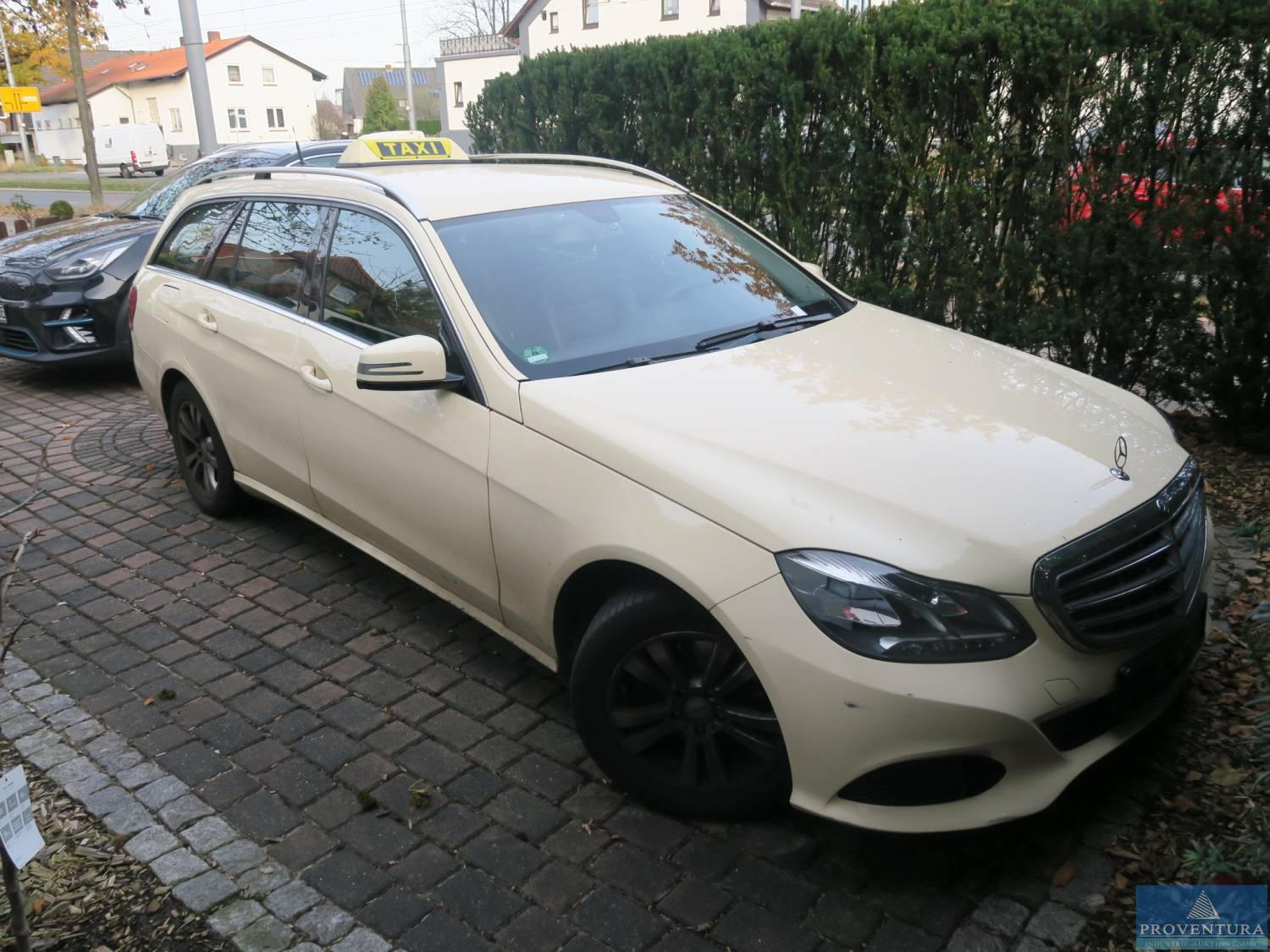 Insolvenzversteigerung 2 Taxis: Mercedes E200 CDI T-Modell, EZ 2015 und VW Passat 1.6 TDI Variant, EZ 2012