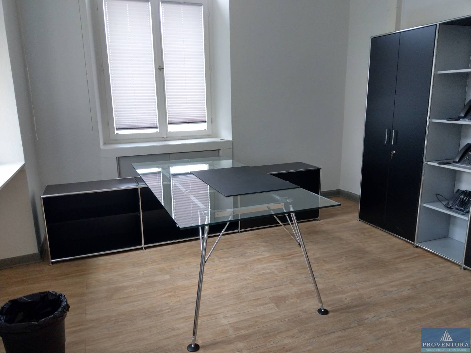 Versteigerung hochwertige Büroeinrichtung BOSSE Nucleon Basic aus Universitäts-Bestand: Schreibtisch, Sideboard, Schrankwand und Besprechnungstisch, angeschafft 2016