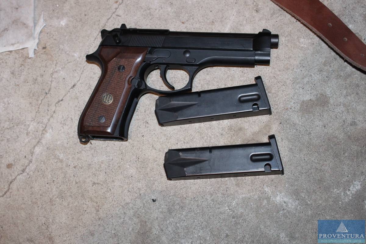 Waffen-Auktion aus Insolvenz Kurz- und Langwaffen Pistole BERETTA mod. 92 FS 9 mm Luger, Bockbücksflinte SAVAGE mod. 24, Gewehr ANSCHÜTZ .22 lr mit ZF 3-9x40