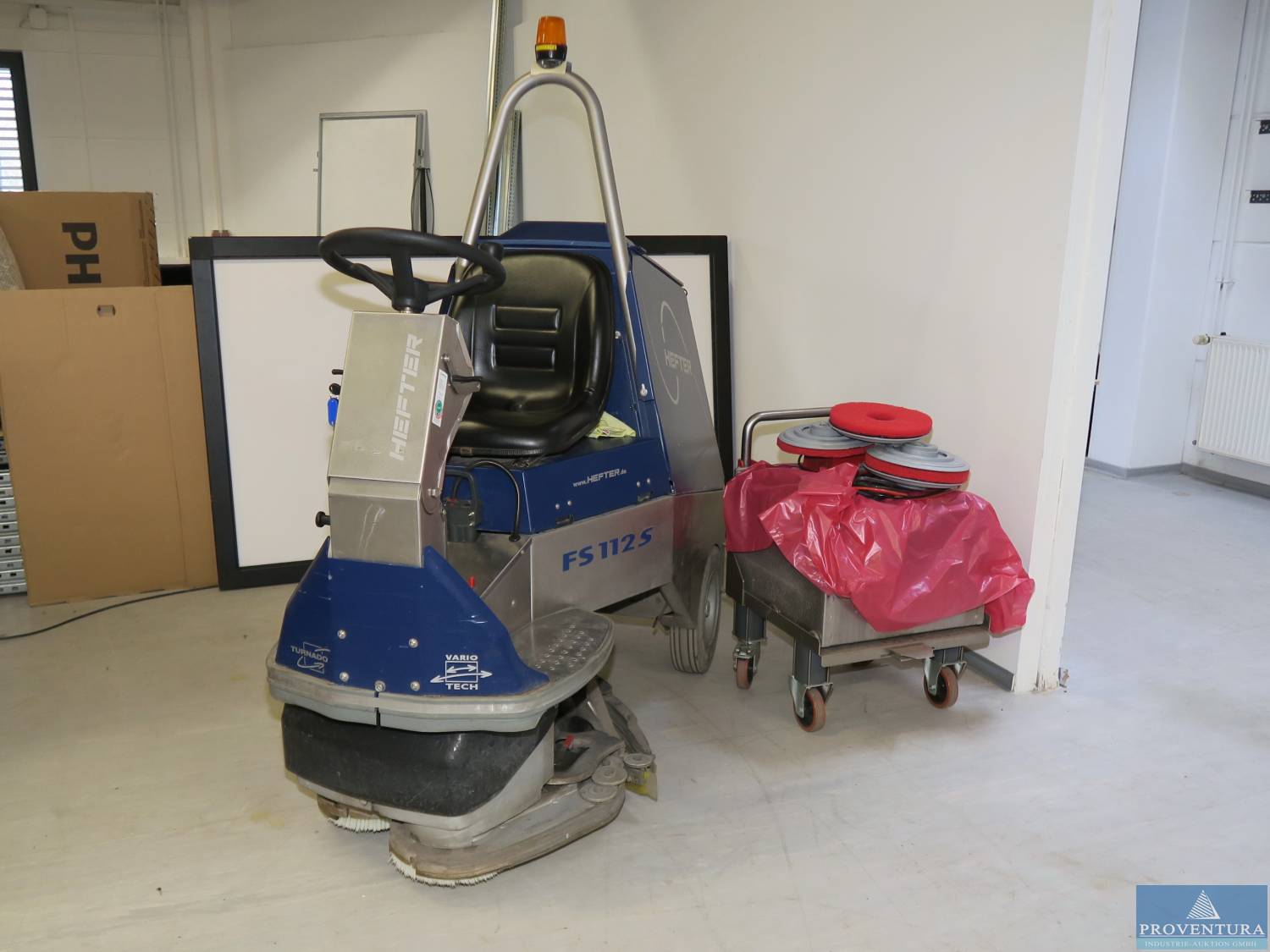 Aus Leasing: Aufsitzscheuersaugmaschine HEFTER FS112S, Bj. 2016, 1.800 Betriebsstunden