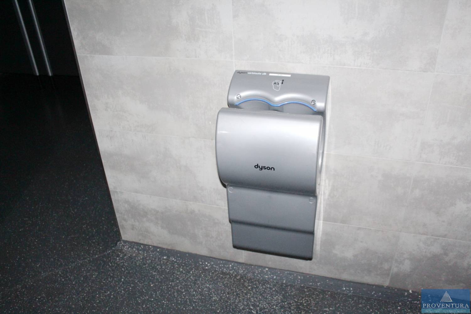 aus Insolvenz 2 Händetrockner DYSON Airblade, bereits abgebaut