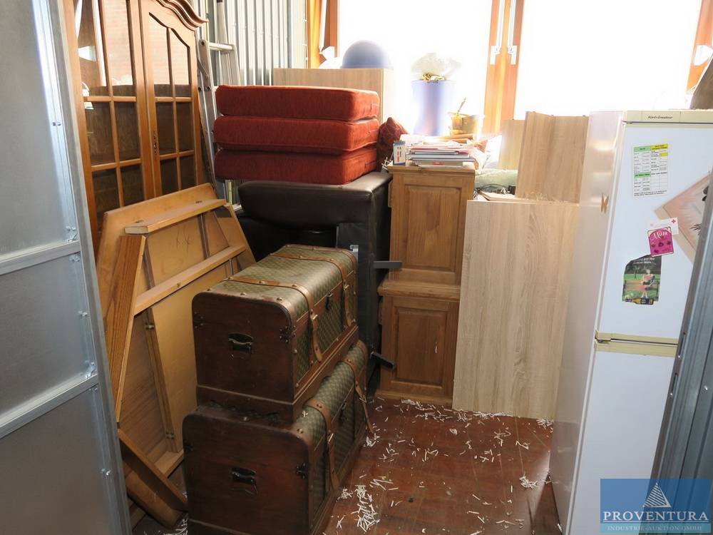 Lagerbox-Versteigerung: Möbel, Reisetruhen, Leuchten, Deko, Geschirr, etc. Alles muss raus!