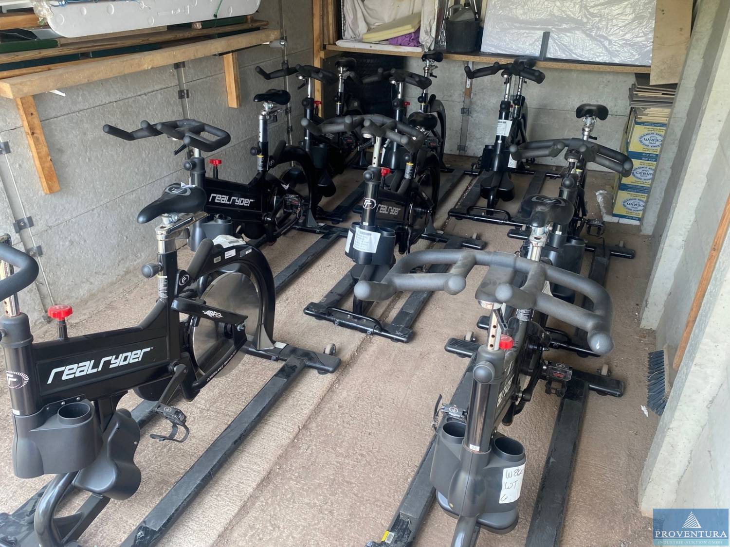 Versteigerung 18 Indoor-Cycles RealRyder ABF8, als Einzel- und Komplettposition