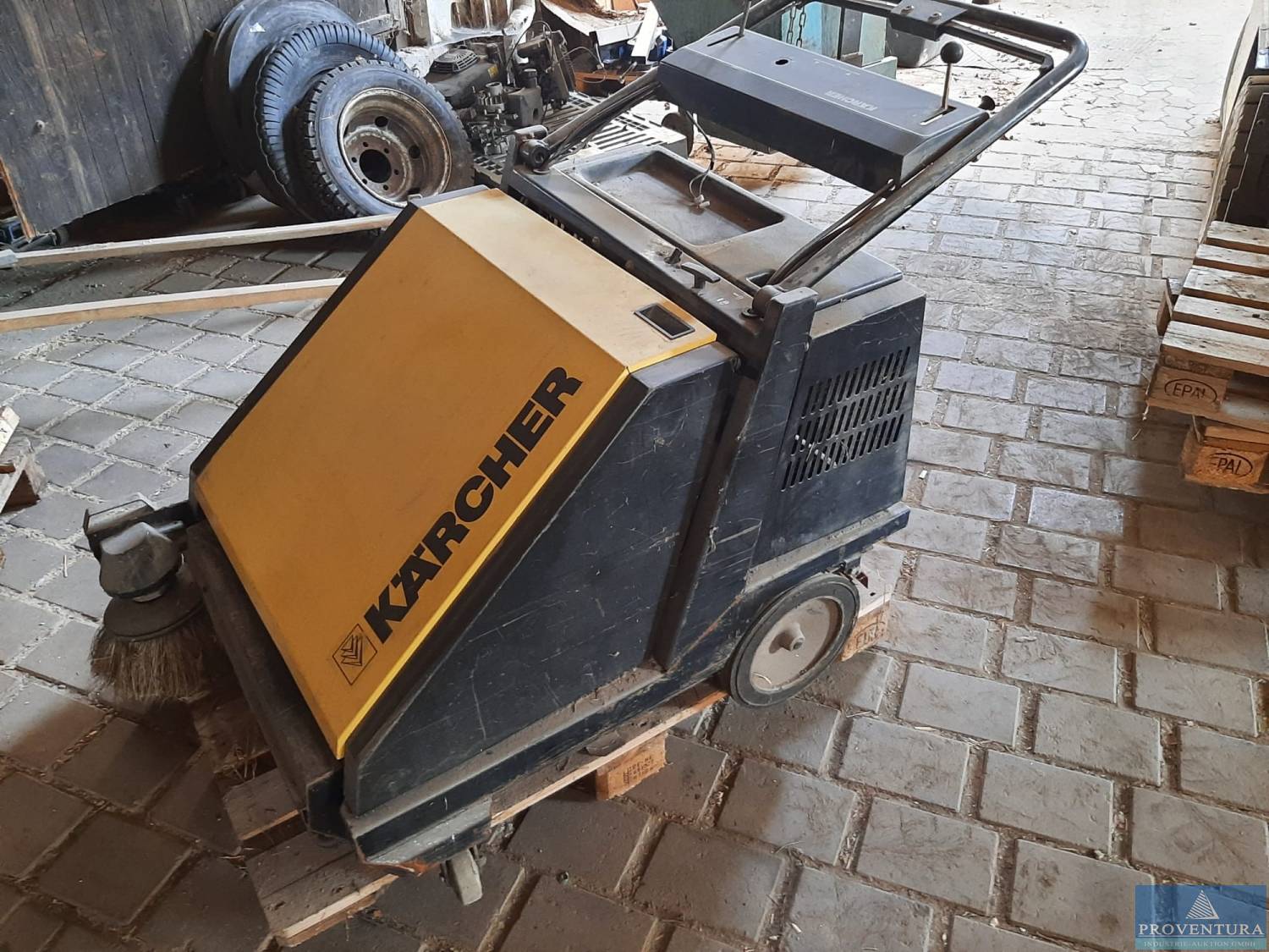 Versteigerung Lagertechnik: Motor-Kehrmaschine KÄRCHER, Motor-Hochdruckreiniger KÄRCHER, Pkw-Reifensätze