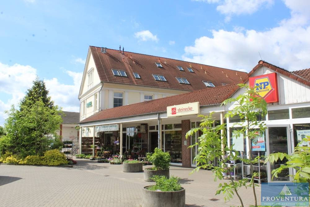 Immobilien-Versteigerung: Renditeobjekt - vollvermietetes Einkaufszentrum mit Supermarkt, Bäckereifiliale, Blumengeschäft, Hotel und Imbiss, Grundstücksgröße ca. 5.600 m²