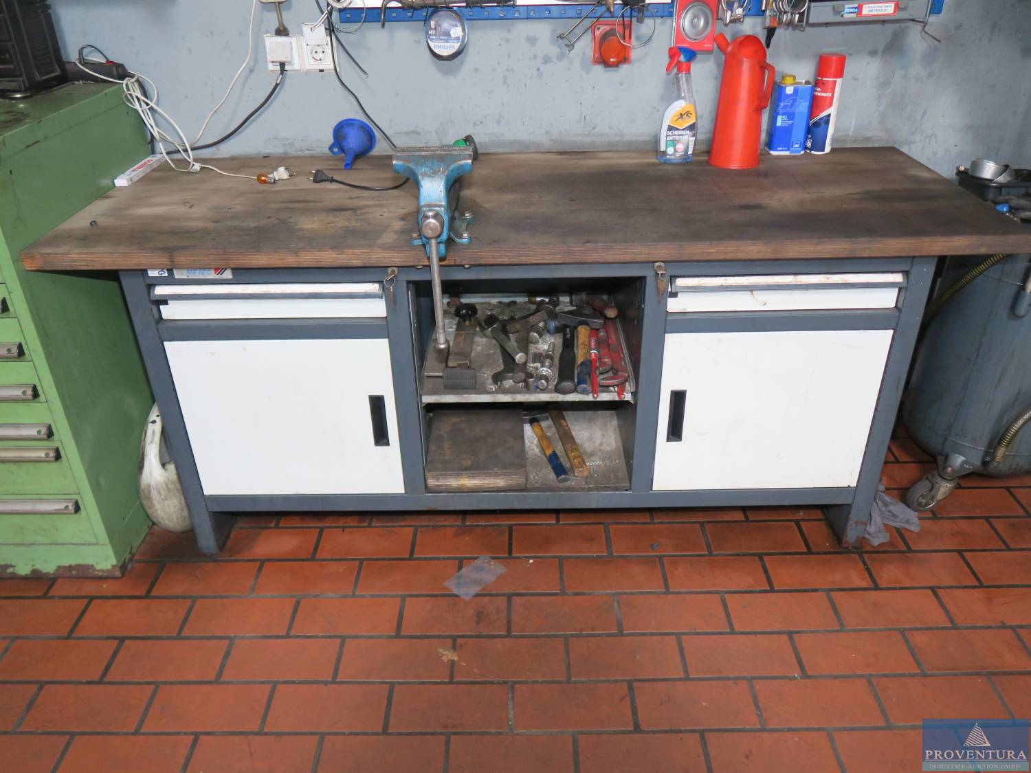 Werkbank ca. 210 x 70 x 105 cm mit aufmontiertem Schraubstock