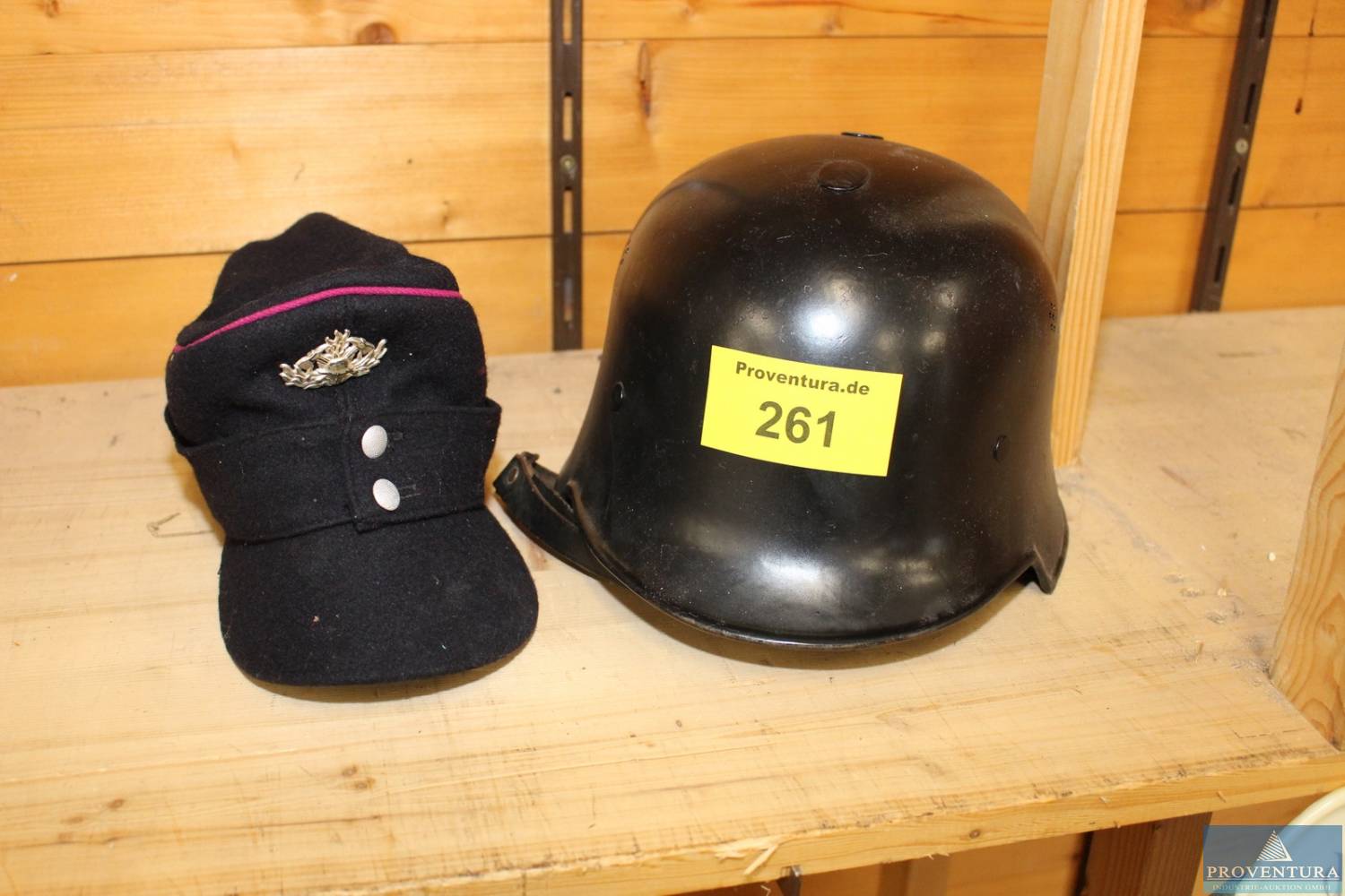 aus Nachlass Feuerwehrhelm M34, Büromöbel, Paletten, etc.