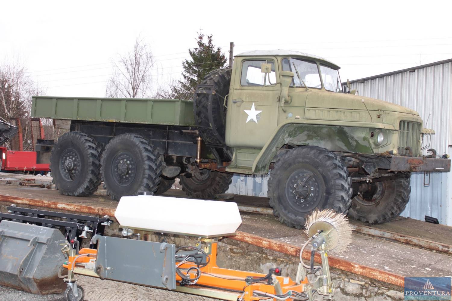 Versteigerung Sammlerfahrzeuge Militär UAZ 469B 4x4 Bj. 1970, URAL 375D 6x6 Bj. 1975