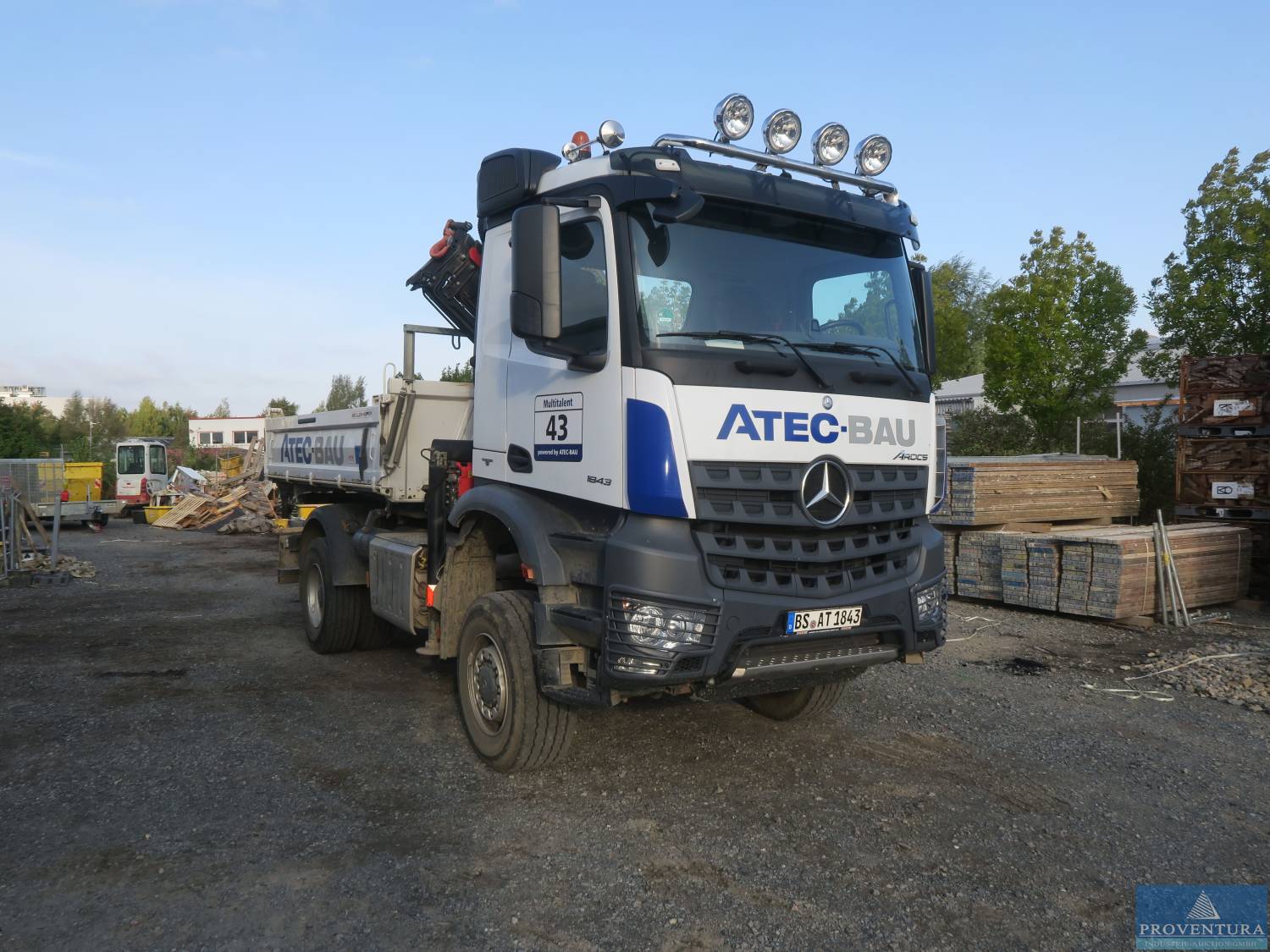 Fahrzeug-Auktion: Lkw Kipper MERCEDES-BENZ AROCS 1843 4x4, EZ. 2018, 50.000 km mit Ladekran PALFINGER PK 18002-EH