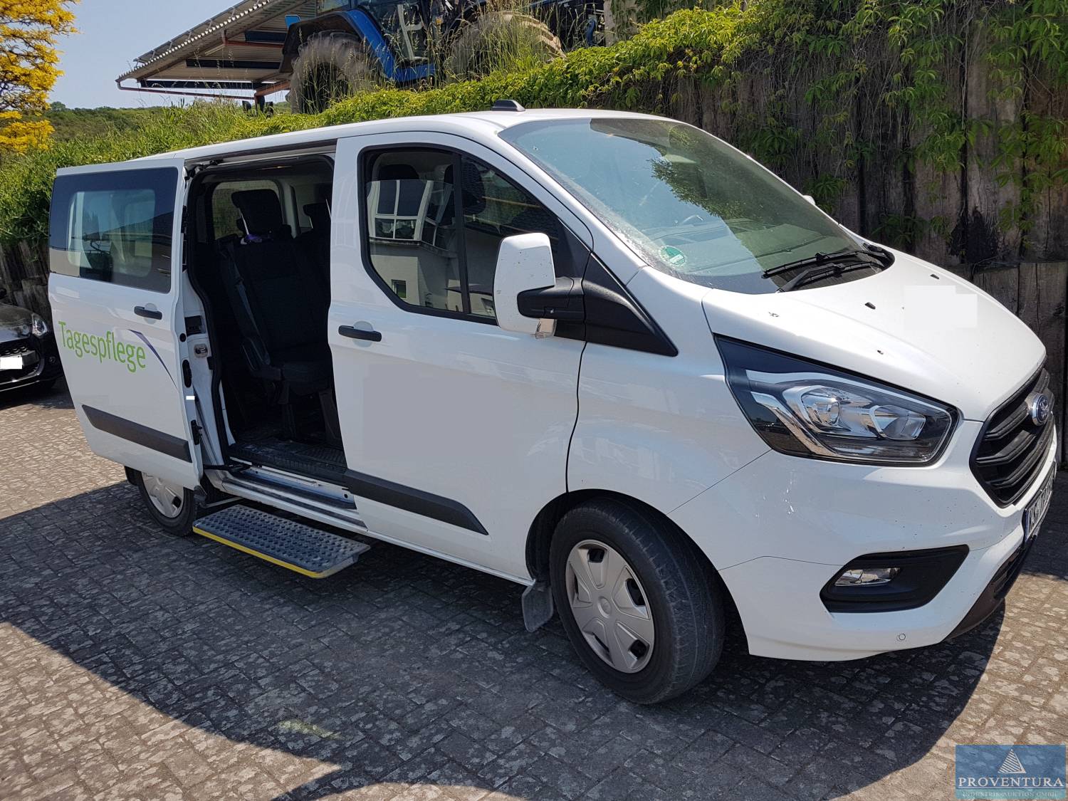 Versteigerung Fensterbus FORD Tourneo Custom 2.0 TDCi 100T320 EcoBlue Trend L1H1 mit Einstiegshilfe aus Seniorenheim, 28.000 km, EZ 2022