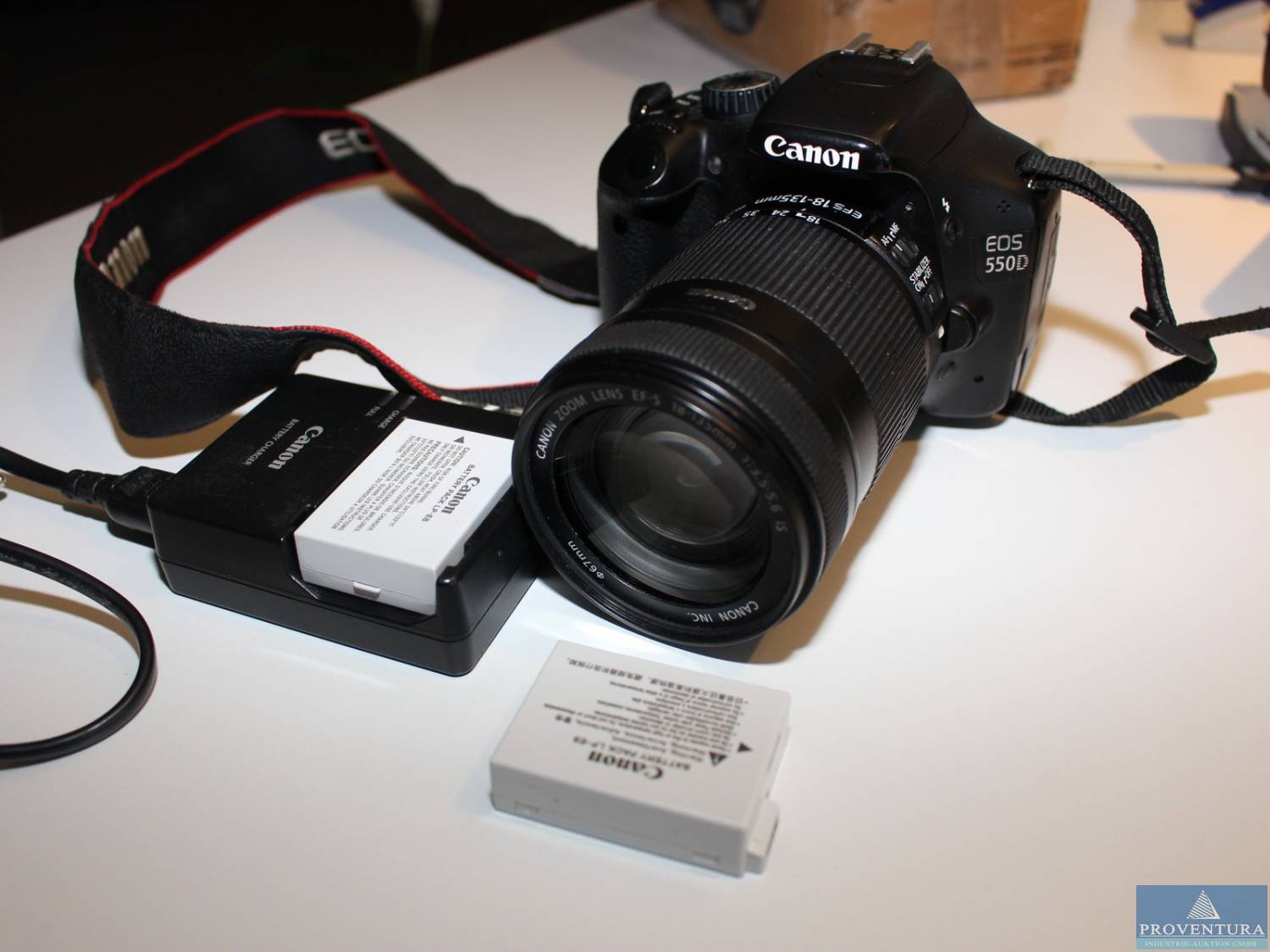 aus Fotostudio DSLR-Kamera CANON EOS 550D, Objektiv EF-S 18-135 mm 1:3.5-5.6 IS, 2 Akkus, Ladegerät