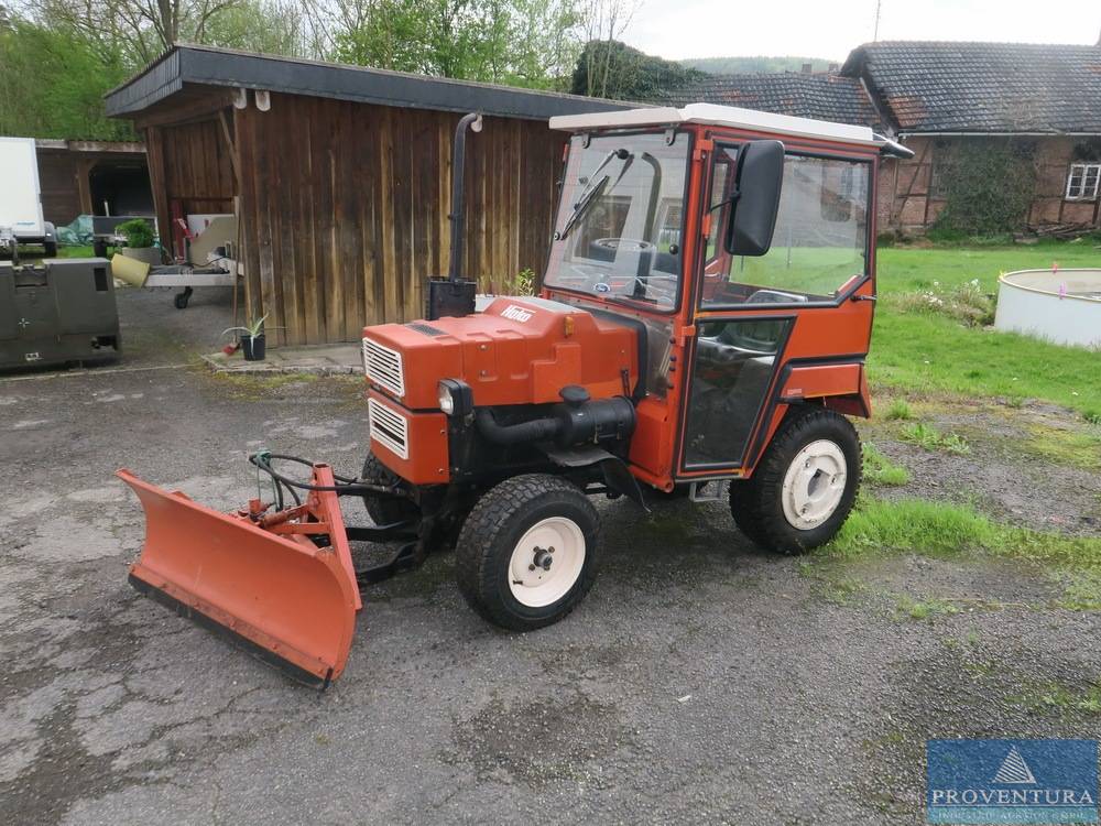 Versteigerung: Kommunaltraktor HAKO Hakotrac 3500, EZ 1994, 2.096 Betr.-Std., Kabine m. Heizgebläse, Reifen neuwertig, Schneeschild, Kehrwalze, aus Privatbesitz