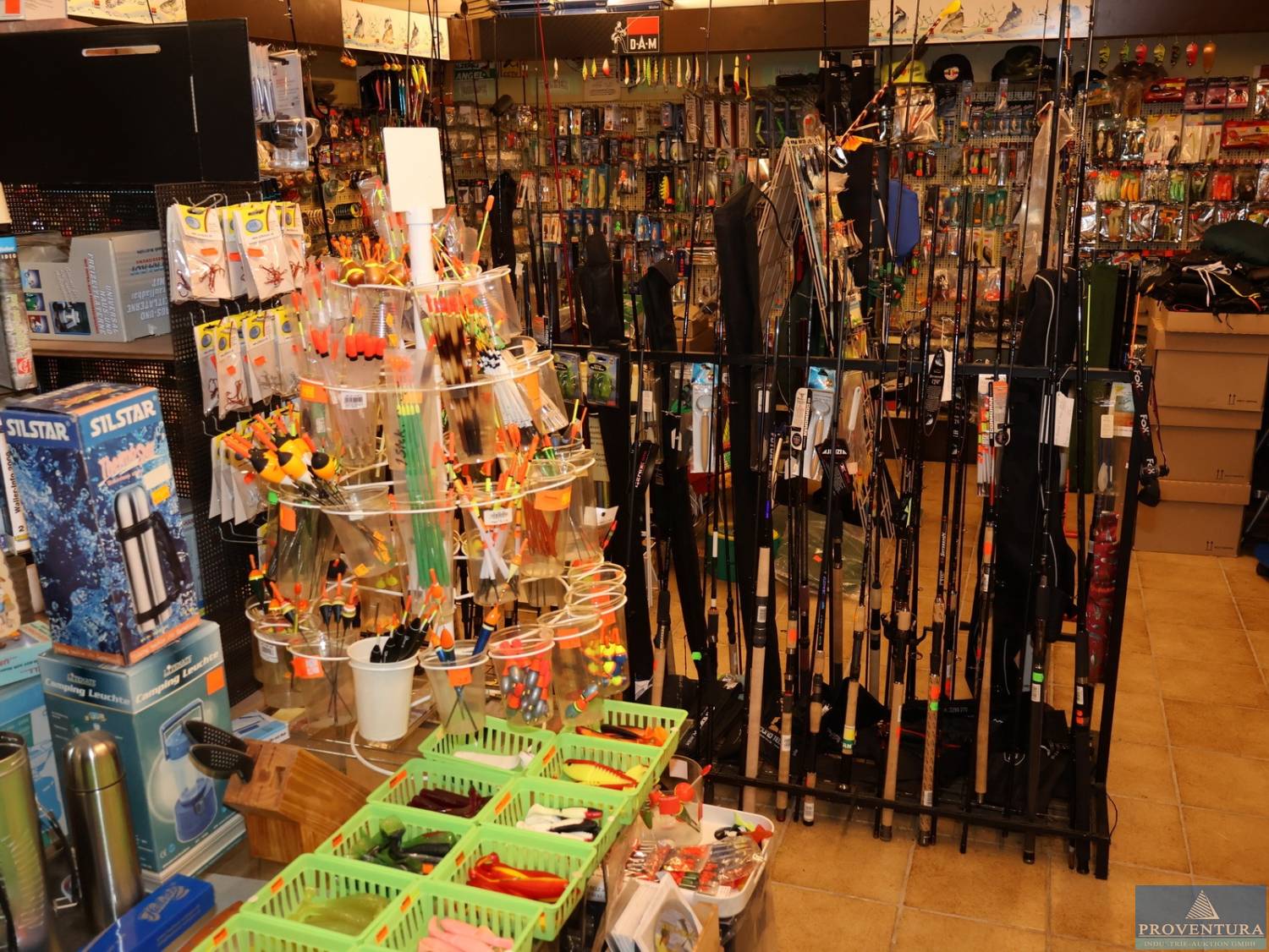 Versteigerung wegen Geschäftsaufgabe Anglershop nach 55 Jahren Spulengerät, 100 Angelruten, 58 Rollen, 1.000 Haken, Messer, Wobbler, Blinker, Bleie, Taschenlampen MAG-LITE, Bücher, etc.