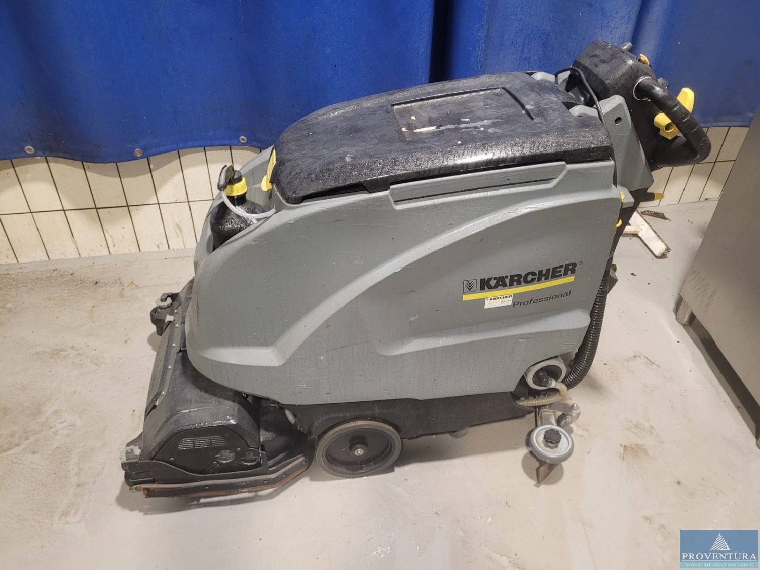 Versteigerung Scheuer-Saugmaschine KÄRCHER Professional B60W, Rasentraktor JOHN DEERE 415, Motor-Aufsitz-.Kehrmaschine KÄRCHER KM1250