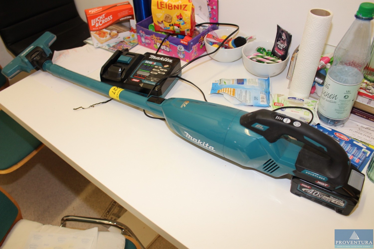 Nachversteigerung Spielwarenhandel Warenregale, Präsenter, Akku-Staubsauger MAKITA CL001G ab 1 Euro