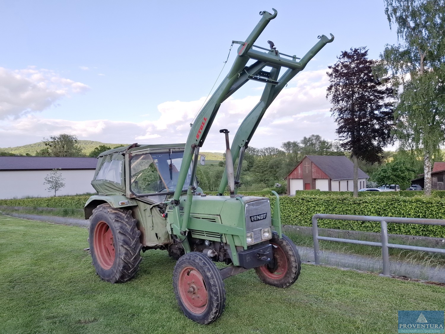 Versteigerung aus Sammlung: Ackerschlepper FENDT Farmer 3S, Bj. 1968, mit Frontlader Stoll, Zapfwellenantrieb