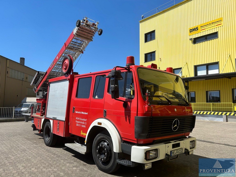 Versteigerung: Fahrbarer Möbelschrägaufzug – aufgebaut auf Feuerwehr-Chassis mit 9 Sitzplätzen und Ladebordwand, MERCEDES-BENZ 122F, EZ 1992, 29.000 km
