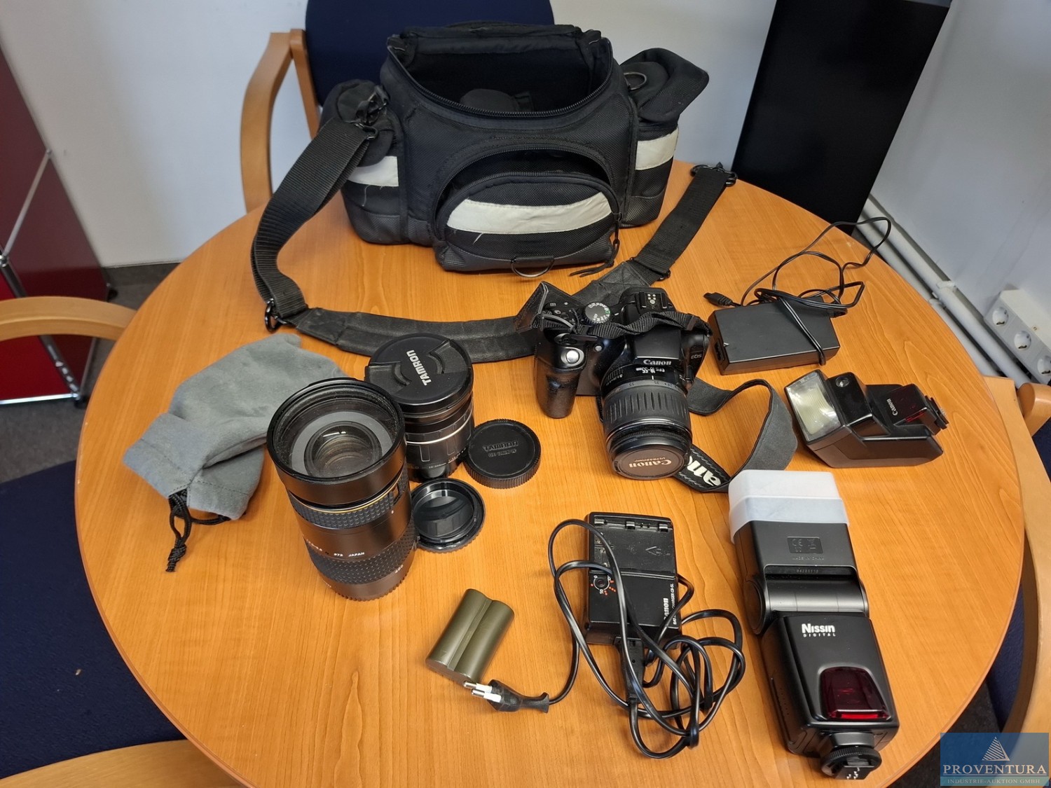 aus Nachlass SLR-Kamera CANON Eos 300D, Objektiv CANON EF-S 18-55 mm 1:3.5-5.6 USM, Tele TOKINA 80-400 mm 1:4.5-5.6, Macro TAMRON 28-200 mm 1:3.8-5.6, 2x Blitz, Akkus, Zubehör