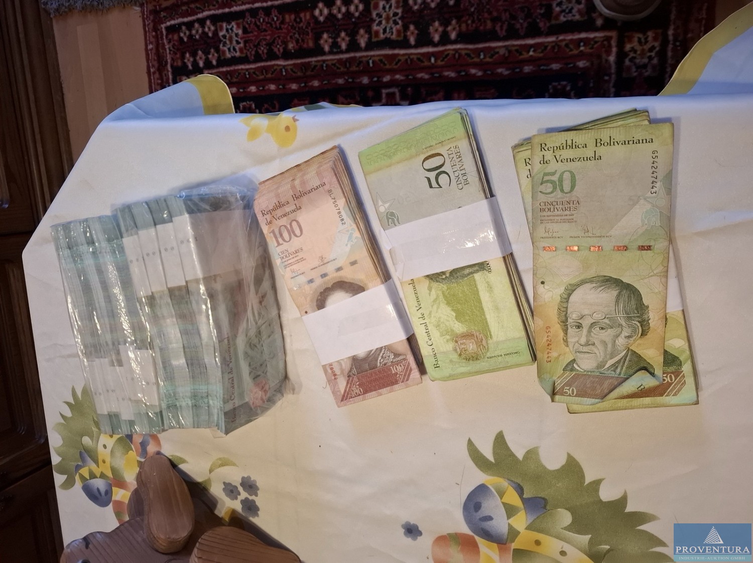 Versteigerung Banknoten Geldscheine Venezuela 900x 2 Bolivares, 200x 50 Bolivares, 100x 100 Bolivares
