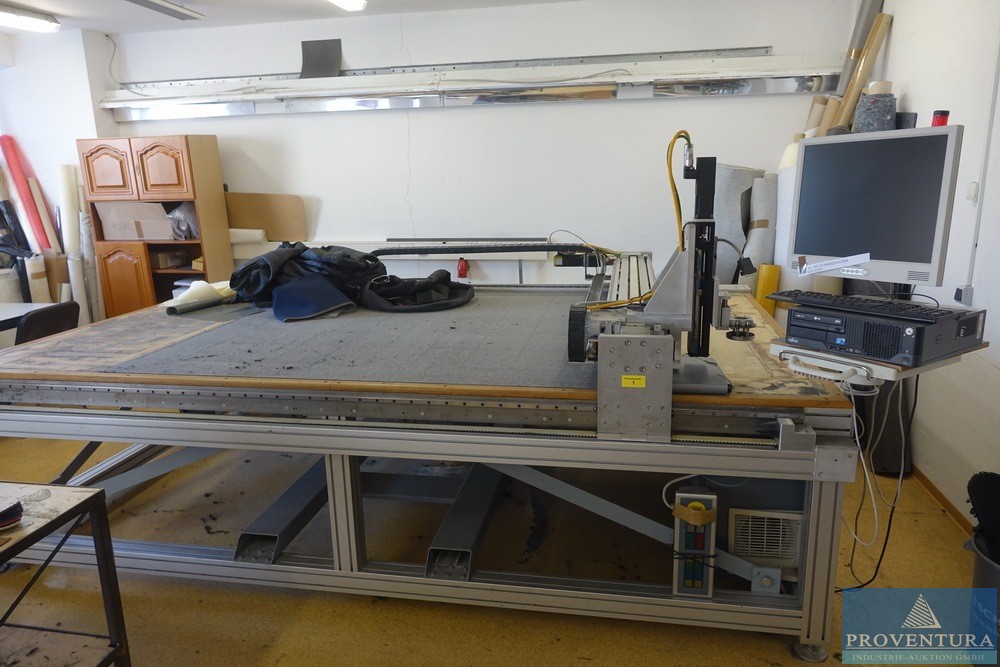 Insolvenzversteigerung Vitexim GmbH, 36 Positionen Maschinen und Material zur Herstellung von Textilen Kfz.-Fußmatten, zusätzlich Fertigware, Gummimatten, Vinylbelag, Industrie-Nähmaschinen, etc.